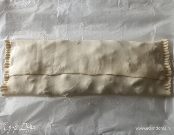 Накрыть начинку тестом, защипнуть концы и перевернуть швом вниз.