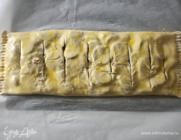 Сверху сделать надрезы, смазать яйцом.