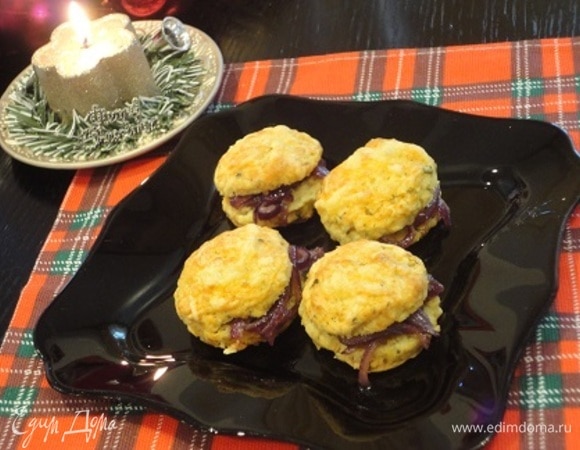 Выпекать 15–20 минут до золотистого цвета. В это время в сковороде разогреть масло, выложить лук и готовить до мягкости. Влить бальзамический уксус и уварить до загустения.