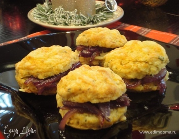 Подавать сконы с луком в бальзамическом уксусе теплыми.