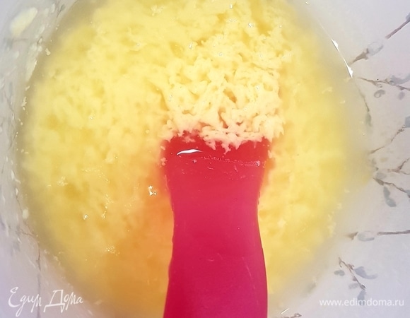 Для заправки желток взбить с лимонным соком и солью. Поставить миску на водяную баню. Прогревать желток, постоянно помешивая, пока он не загустеет. Влить оливковое масло и еще раз взбить. Добавить соль по вкусу.