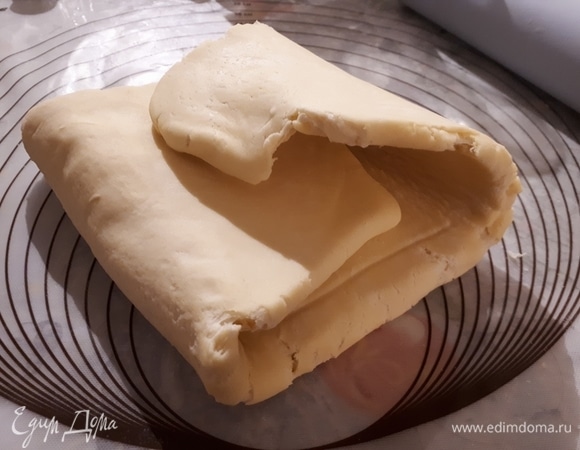 Раскатайте тесто на 3 длины и заверните края к центру. Это простой тур. Уберите в холодильник еще на час.