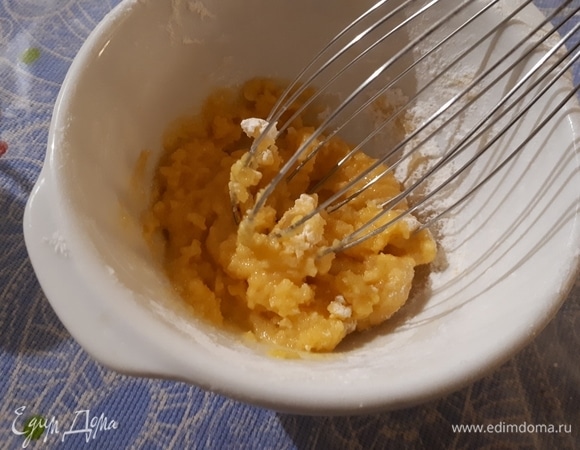 Пока тесто в холодильнике, можно приготовить начинку. Сначала сделаем крем патисьер. Взбейте желтки с половиной сахара и крахмалом.