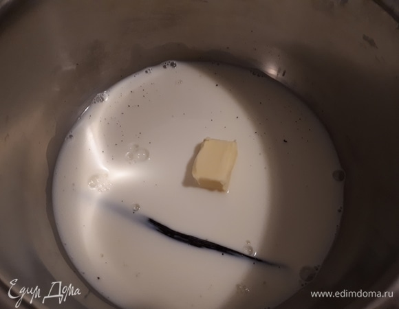 Всыпьте вторую половину сахара в молоко, добавьте масло и надрезанный вдоль стручок ванили. Прогрейте на медленном огне, пока масло не растает. Выньте ванильный стручок.