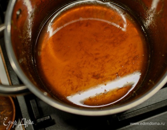 Порционно влить прогретый апельсиновый сок. Размешать. Если будут комочки, просто продолжить помешивать и варить на медленном огне до полного растворения.