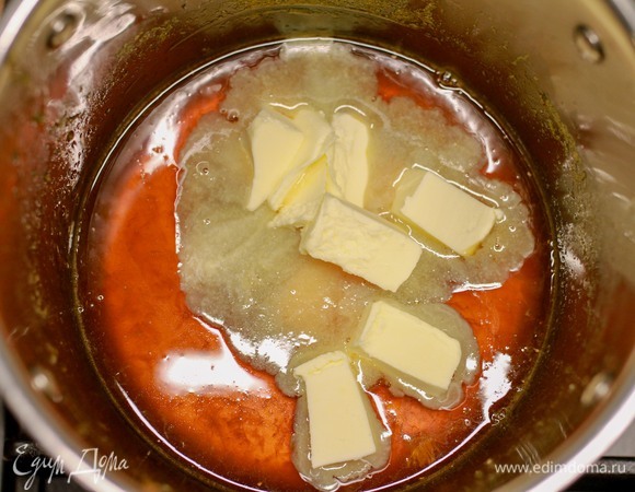 Снять с огня, добавить сливочное масло. Влить распущенный в воде желатин.