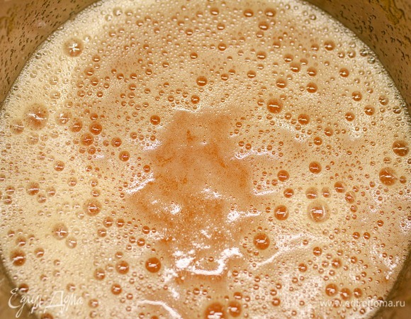 Пробить блендером, переложить карамель в баночку и остудить (можно поставить в холодильник). Сначала карамель будет казаться жидкой, но она загустеет.