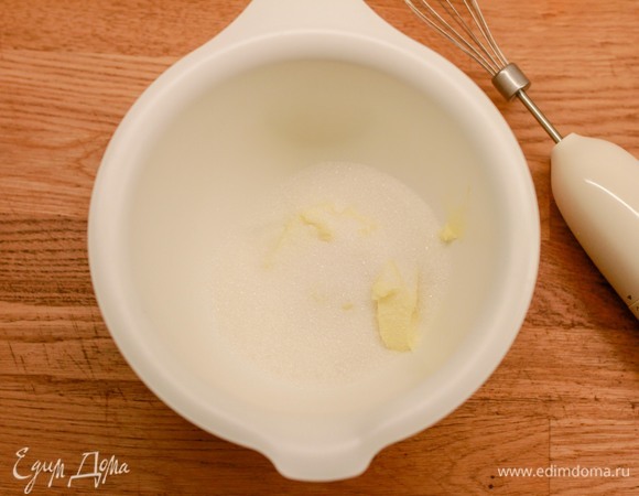 Для капкейков размягченное сливочное масло взбить с сахаром.