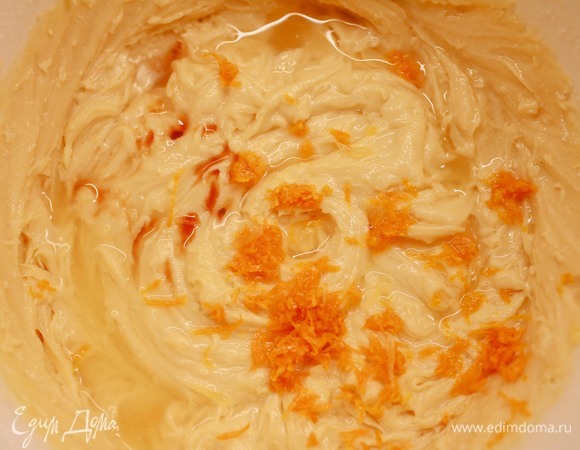 Добавить лимонный сок, цедру апельсина, ванильный экстракт.