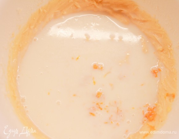 Затем — молоко. Взбить.
