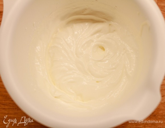 Сливки взбить до пиков.