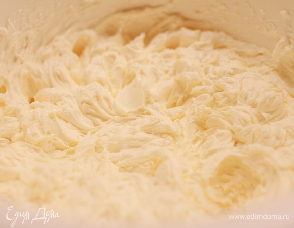 Добавить творожный сыр и сахарную пудру. Хорошо взбить миксером.