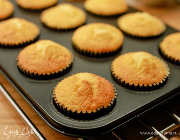 Готовые кексы остудить.