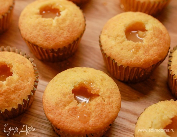 Сделать в середине выемку. Заполнить выемки апельсиновой карамелью.