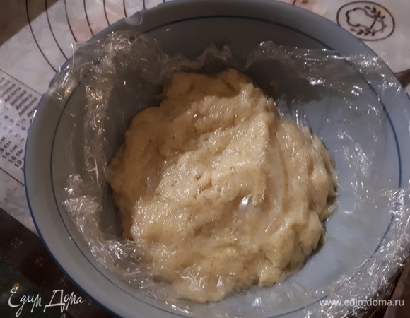 Накройте крем пищевой пленкой, чтобы он не заветрился, и оставьте остывать.