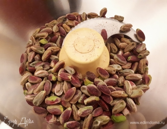 Приготовим франжипан. Измельчите фисташки.