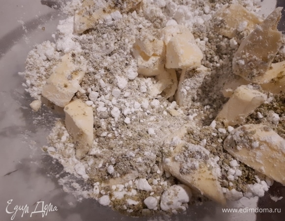 Перемешайте фисташки с сахарной пудрой и размягченным маслом до однородного состояния.