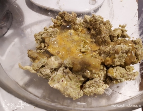 Добавьте яйца и коньяк (или ликер, или какой-нибудь другой крепкий алкоголь) и перемешайте.