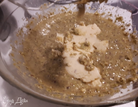 Смешайте с кремом патисьер до однородного состояния.