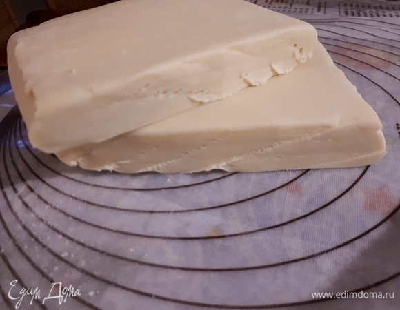 Выньте тесто из холодильника и сделайте еще один простой тур. Затем сразу же разрежьте тесто на две равные части. Раскатайте обе половины до толщины примерно 5 мм.