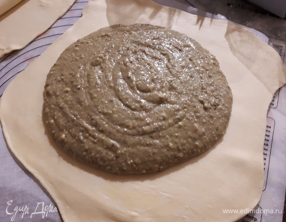 Выложите начинку в центр. Нужно оставить 2–3 см свободного теста по краям. Увлажните края водой. Воды не должно быть ни много, ни мало, иначе тесто не склеится. Рекомендую взять кисточку и смазать края ей.