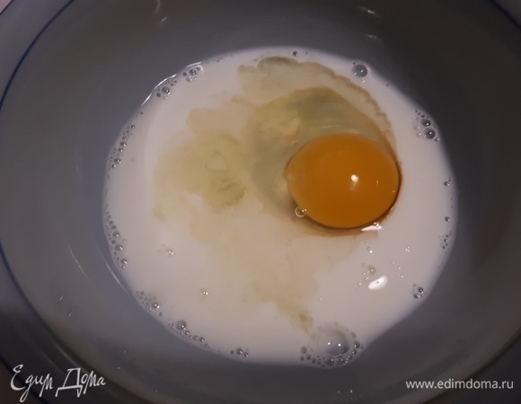 Взбейте яйцо с молоком и сахарной пудрой.