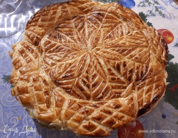 Поставьте галету в разогретую до 200°C духовку на 30–40 минут. Готовую галету смажьте сахарным сиропом для блеска.