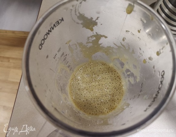 Готовим соус: яйцо отправляем в кипящую воду ровно на 1 минуту, чтобы схватился белок. Даем остыть. Если яйцо крупное, то можно подержать 1,5–2 мин. Разбиваем в емкость, ложкой соскребая белок. Далее с помощью блендера смешиваем яйцо, чеснок, горчицу, лимонный сок, вустерширский соус, оливковое масло, растительное масло, соль, перец.