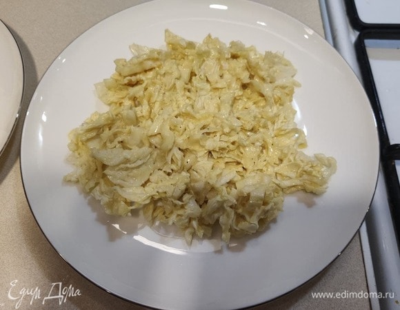 Пекинскую капусту нарезаем и перемешиваем с соусом.