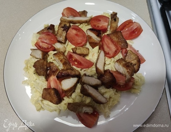 Выкладываем куриную грудку.