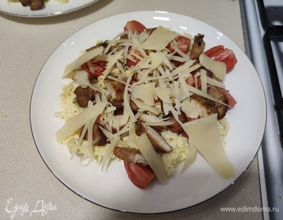 Пармезан натираем на крупной терке на слайсы.