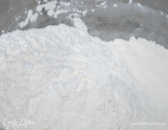 Соедините муку, кукурузный крахмал и соль.