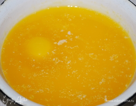 Растопите сливочное масло, дайте ему немного остыть и добавьте яйца, воду и уксус.