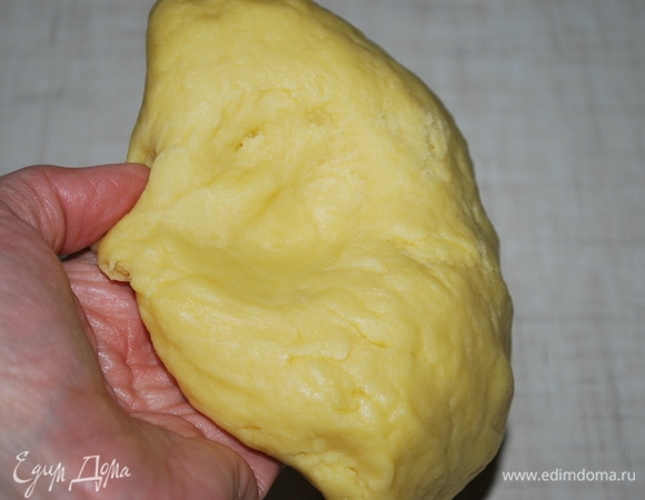 Замесите тесто, масло должно полностью разойтись в нем, оно очень похоже по текстуре на заварное тесто. Тесто заверните в пленку и уберите в холодильник на 2 часа (я тесто приготовила заранее и убрала на ночь в холодильник).