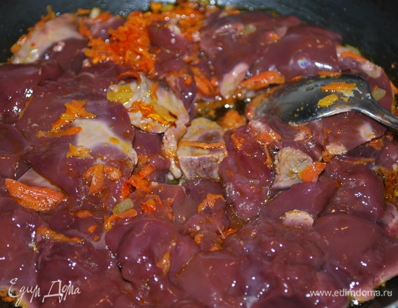 В пирог я добавила паштет из куриной печени. Лук и морковь обжарила до золотистого цвета. Добавила куриную печень и тушила вместе около 10 минут. В самом конце добавили сливки 10 % и кусочек булочки, добавила соль и свежемолотый черный перец по вкусу. Паштет пробила блендером до однородной текстуры.