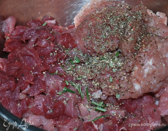 Мясо подготовьте накануне. Индейку я нарезала на маленькие кусочки, перемешала с мясным фаршем, добавила ароматные травы и коньяк. Все еще раз хорошо перемешала и убрала в холодильник на ночь.