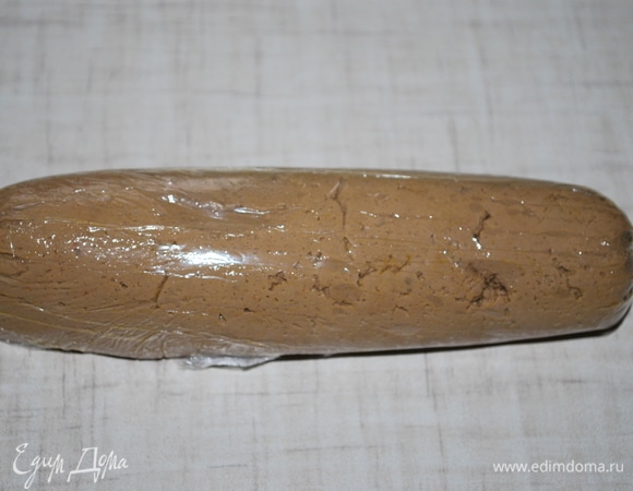 Паштет я тоже приготовила накануне. Завернула его плотно в пищевую пленку и убрала в морозилку на ночь.