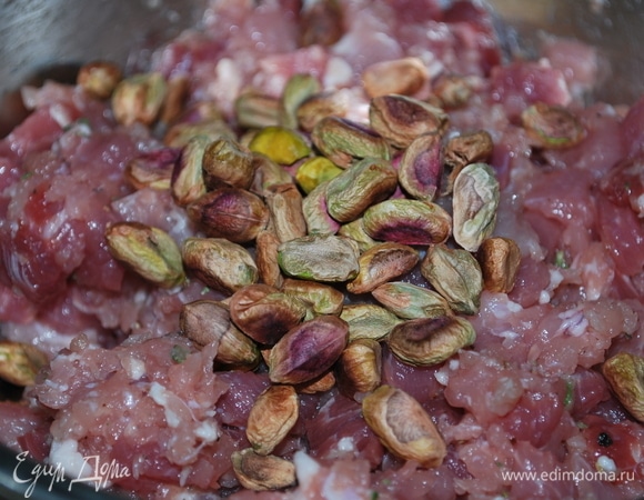 На следующий день в мясную начинку добавила фисташки.