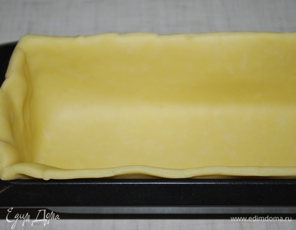 Тесто раскатала в пласт и выложила им форму, предварительно смазав маслом. Форма у меня размером 30х10 см.