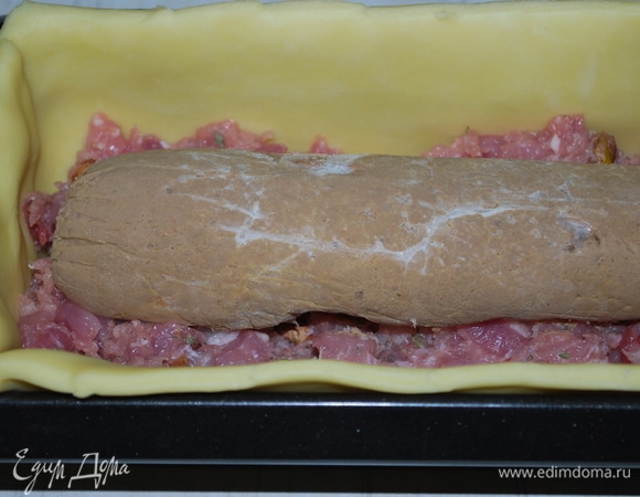 Форму до половины заполнила мясной начинкой и сверху выложила «колбаску» из паштета, чуть вдавила ее. На «колбаску» — остатки мясной начинки.