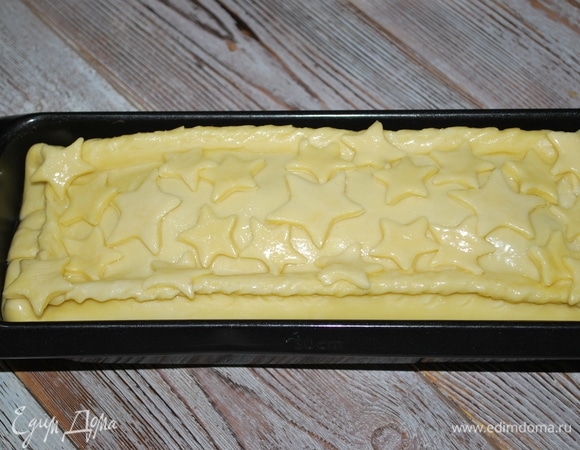 Закрыла пирог тестом и хорошо защипнула края, чтобы сок не вытекал.