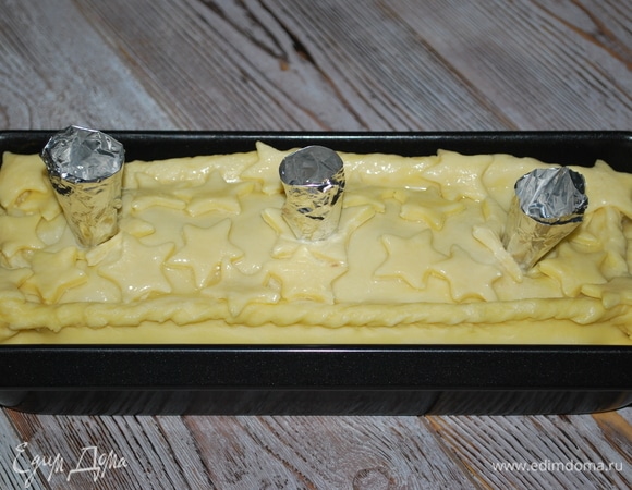 Верх пирога смазала яйцом и сделала три отверстия для выхода пара. В каждое отверстие вставила воронку из фольги. Поставила пирог в разогретую духовку запекаться при 170°C на 1,5 часа.
