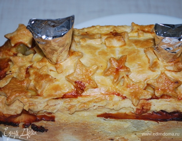 Готовому пирогу дала немного остыть и достала его из формы. Когда он полностью остыл, залила в него мясное желе. В горячем мясном бульоне развела желатин и аккуратно через воронки влила его в пирог. Убрала изделие в холодильник на ночь.