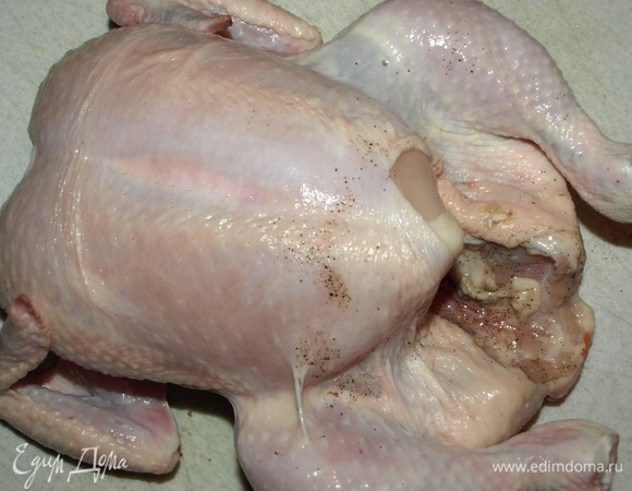 Чернослив залить теплой водой на 15 минут, воду слить, чернослив промыть и обсушить. Соединить в кедровыми орехами. Соль и черный молотый перец соединить, хорошо перемешать. Тушку (у меня курица весом 1 кг 800 г) хорошо промыть, обсушить. Курицу внутри натереть небольшой частью смеси перца и соли.