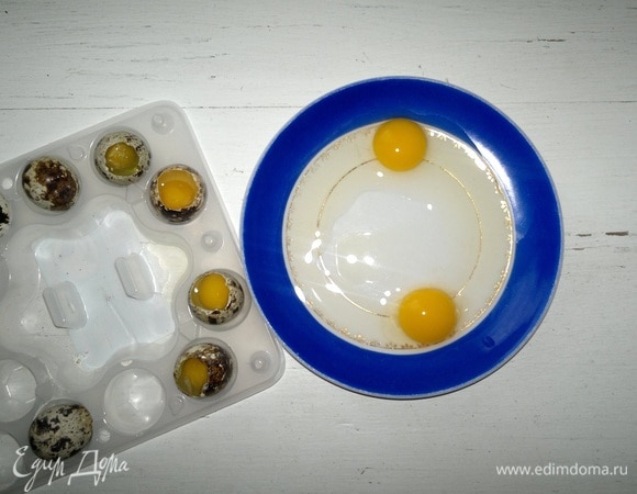 Перепелиные яйца промыть, обсушить, подготовить для жарки. Для этого аккуратно срезать верхушку яйца маленькими ножницами.