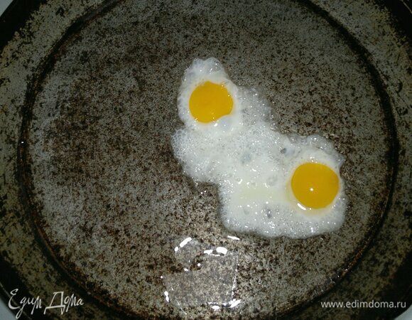 На сковороде разогреть растительное масло. Порциями пожарить перепелиные яйца.