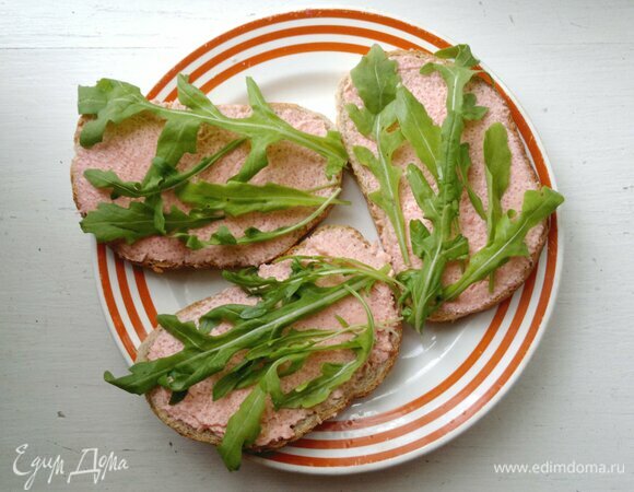 Руколу вымыть, обсушить. На каждый тост с икрой выложить несколько листьев руколы.