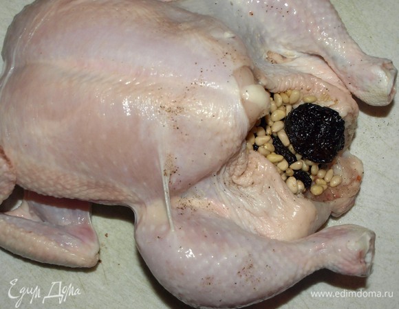 Нафаршировать черносливом с кедровыми орехами. Соединить куриные ноги кулинарной нитью или силиконовыми зажимами.