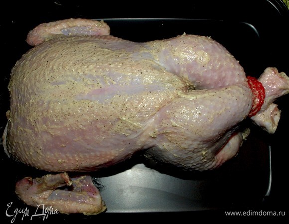 Хорошо смазать всю тушку оставшейся смесью соли и перца и сливочным маслом (масло должно быть мягким) со всех сторон. Кладем курицу в жаропрочную форму для запекания. Отправляем в заранее разогретую до 180°C духовку на 1,5 часа. Периодически поливаем образовавшимся соком.