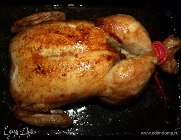 Достать готовую курицу из духовки. Даем ей 5–10 минут отдохнуть. Снять жгут или кулинарную нить, которой фиксировали ноги.